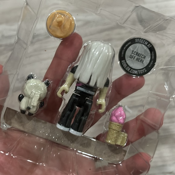 Roblox - WORK AT A PIZZA PLACE: MIA & Exclusive Virtual Item Code 2022 - Picture 3 of 4